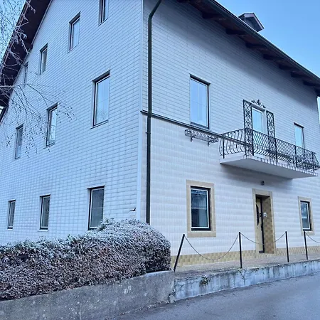 Hakuna Matata Mit Gartenanteil Und Bademoeglichkeit Im Fluss